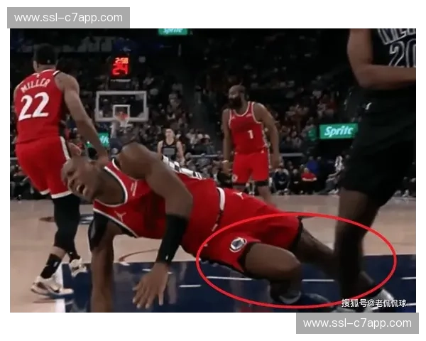 邓恩头部被肘击无大碍 快船后卫伤势并不严重